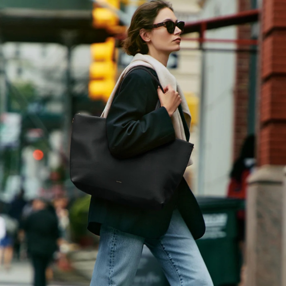 Cuyana Classic Easy Zipper Tote - Picture 3 of 12